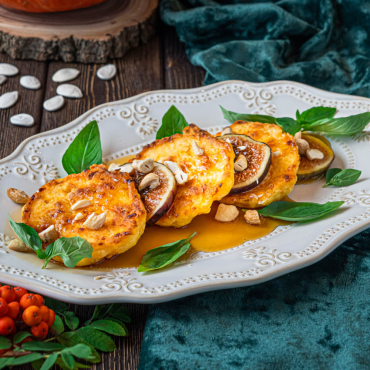 Тыквенные оладушки с орешками кешью, инжиром и кленовым сиропом