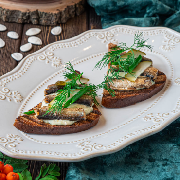 Тосты со шпротами, огурчиком и соусом с зеленью